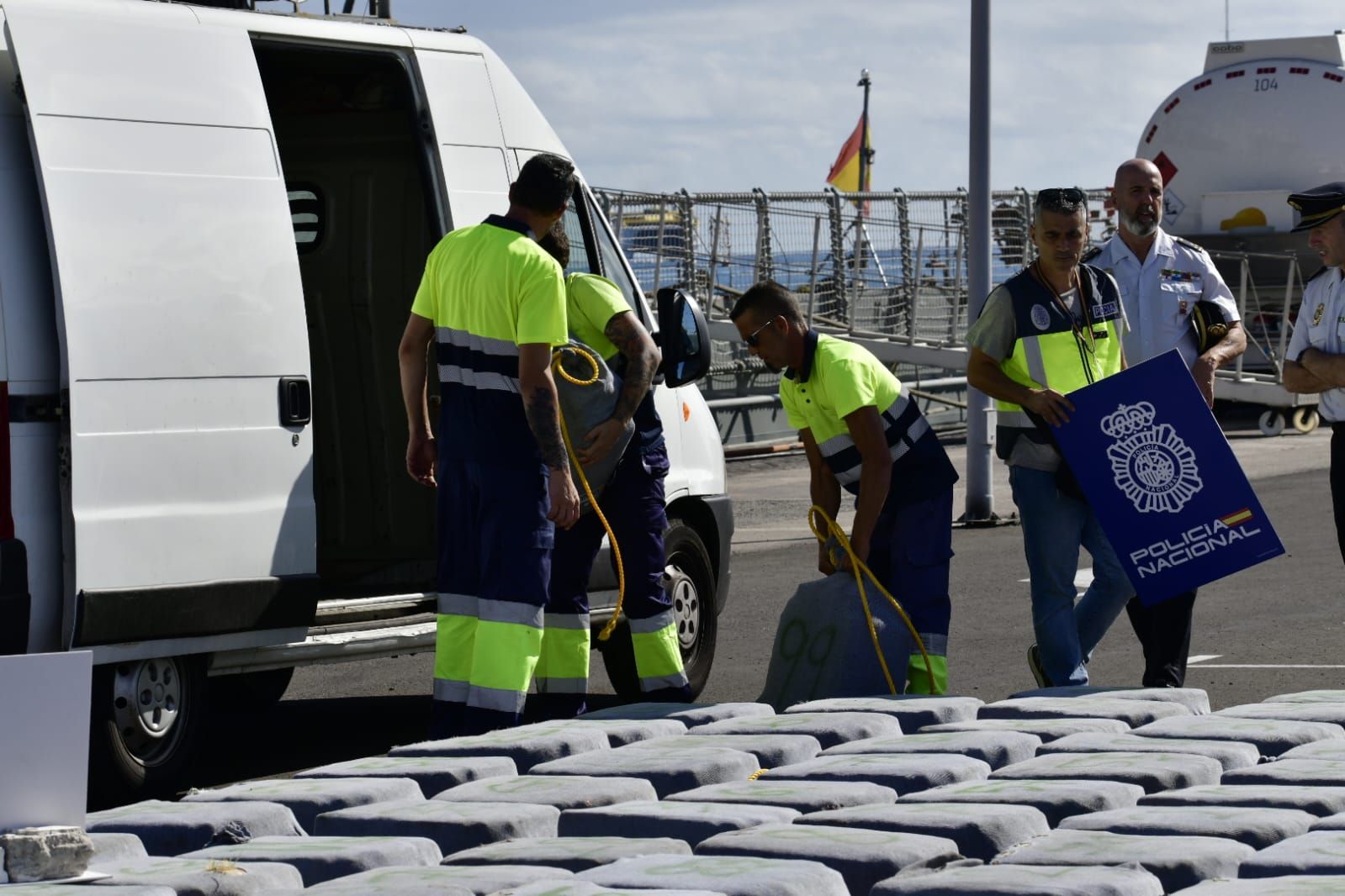 Imágenes de la mercancía incautada por la Policía Nacional a 500 millas de las islas