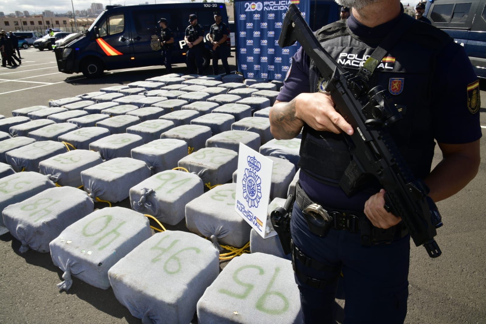 Imágenes de la mercancía incautada por la Policía Nacional a 500 millas de las islas