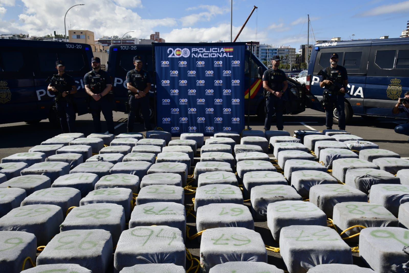 Imágenes de la mercancía incautada por la Policía Nacional a 500 millas de las islas