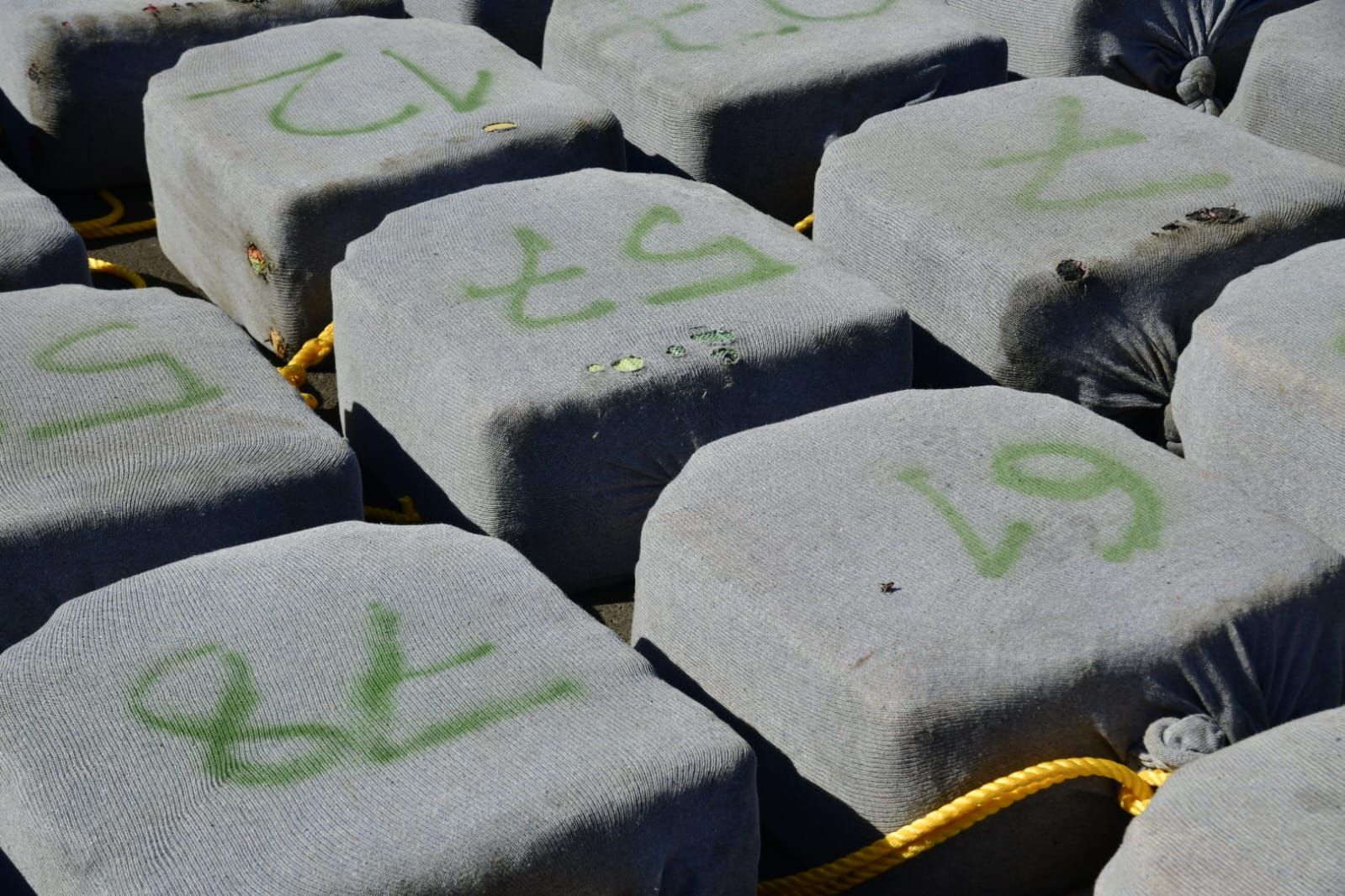 Imágenes de la mercancía incautada por la Policía Nacional a 500 millas de las islas