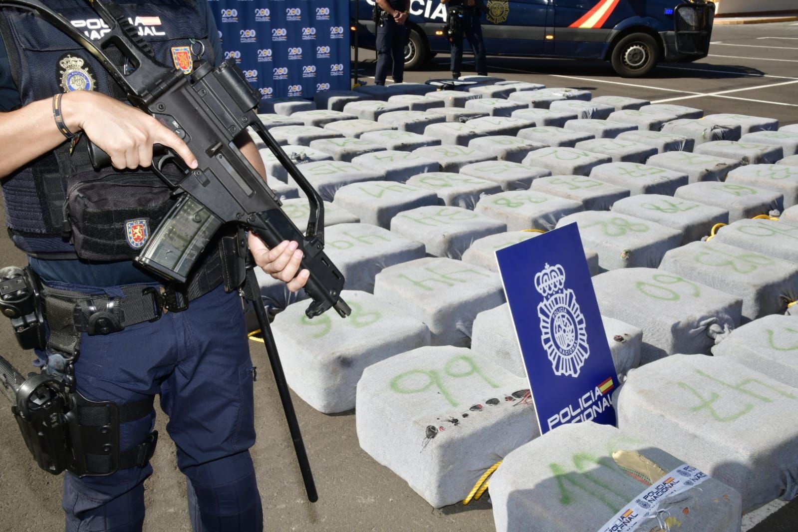 Imágenes de la mercancía incautada por la Policía Nacional a 500 millas de las islas