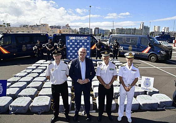 El jefe del Greco Galicia, Emilio Rodríguez (izq.), El delegado del Gobierno en Canarias, Anselmo Pestana, el jefe superior de Policía en Canarias, Jesús María Gómez Martín y el almirante del Mando Naval de Canarias, Santiago de Colsa Trueba, junto a la mercancía incautada.
