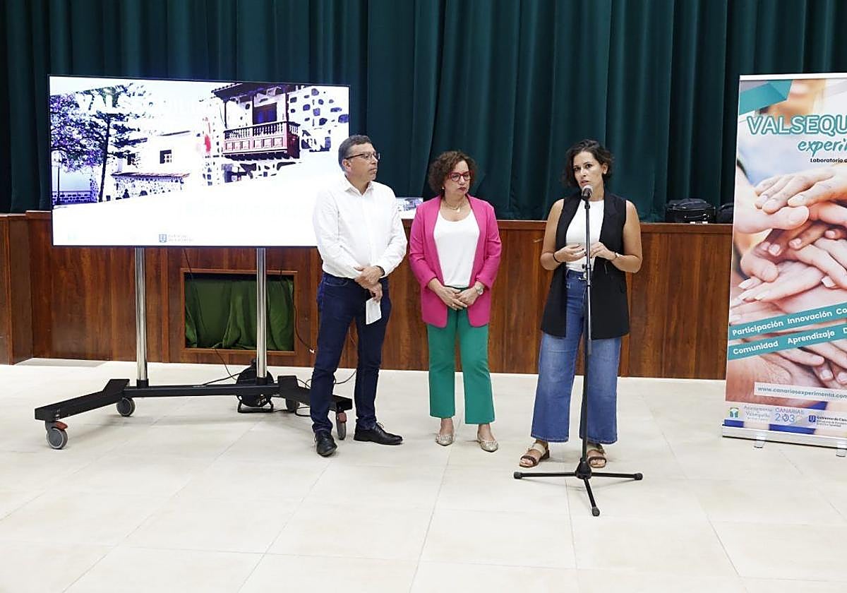 La edil de Cultura, Lucía Melián, junto al micro, en un acto reciente. La mira el alcalde, Francisco Atta.