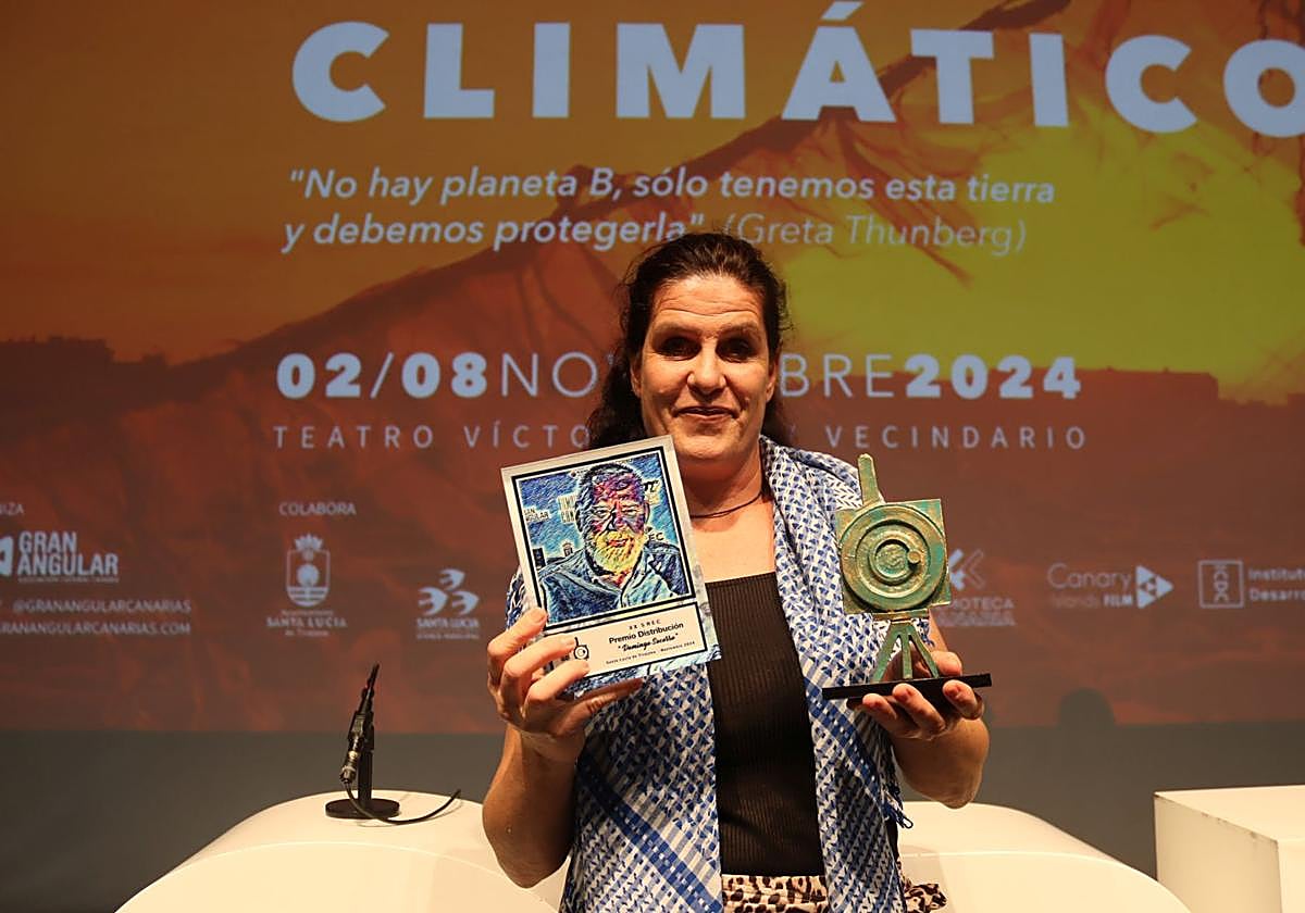 Estela Lola Cedrún, con los dos reconocimientos obtenidos en la 20ª edición de SREC.