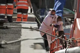 Equipos de emergencia en el rescate de las personas migrantes que llegan a las costas de El Hierro.