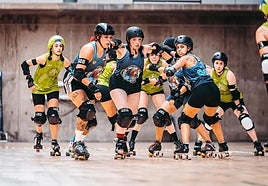 Imagen de un partido entre Las Palmas Roller Derby y las Botxo Killers de Bilbao.