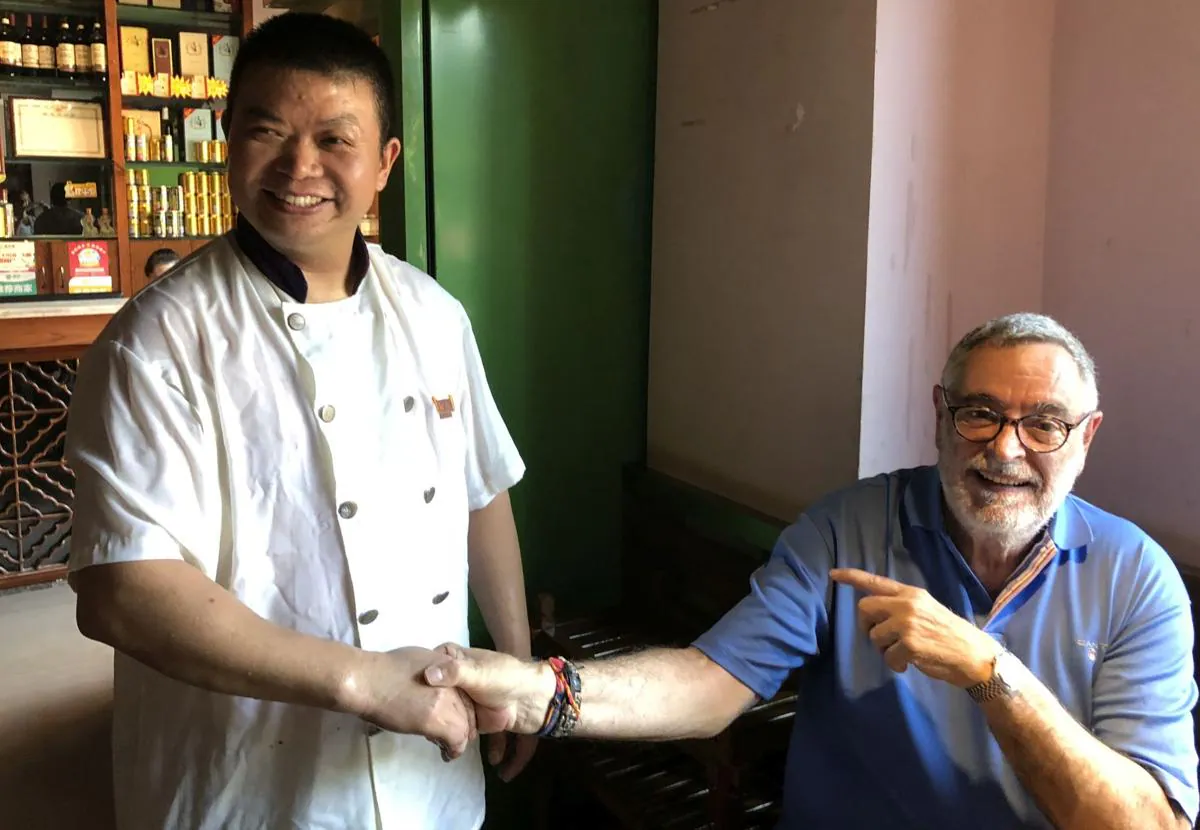 Con el chef propietario del Da San Yuan en Chongqing