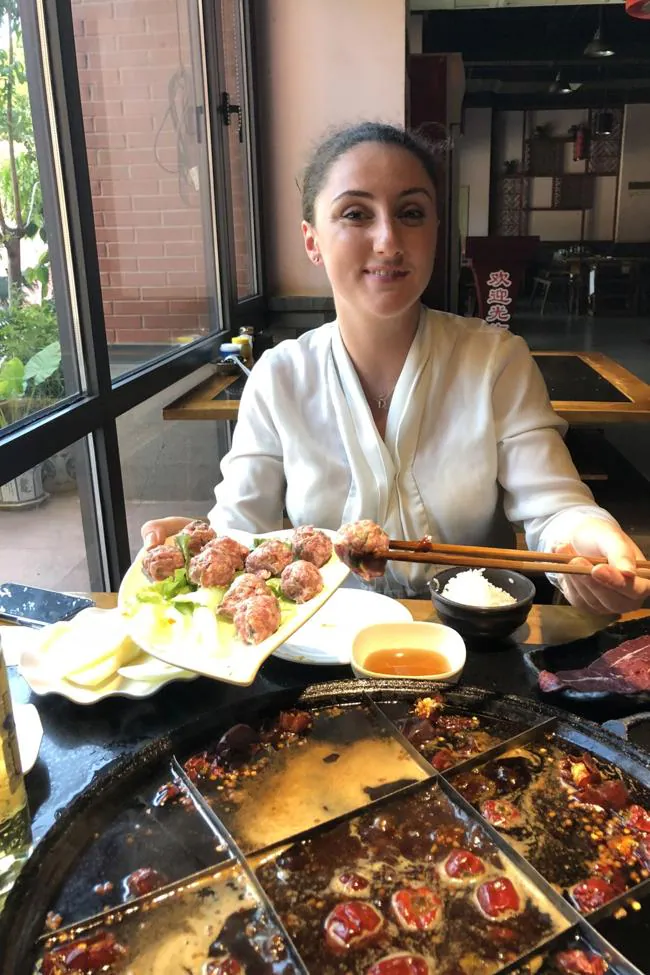 Michela Cesano ante el auténtico Hot Pot en el restorán Da San Yuan en Chongqing