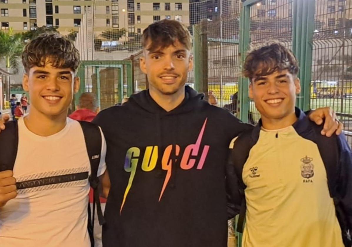 Asencio, el viernes por la noche en el Anexo con los hermanos Cruz Suárez, del cadete autonómico de la UD Las Palmas.