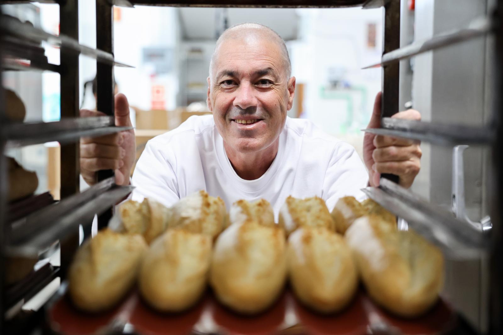 Amaro Rodríguez, en la panadería Mis Hijos Sin Gluten.