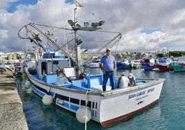 José Ortega, Cene, en su barco, que ya tiene en venta. Su hermano Gilberto, que ha estado navegando con él hasta ahora, acaba también de jubilarse