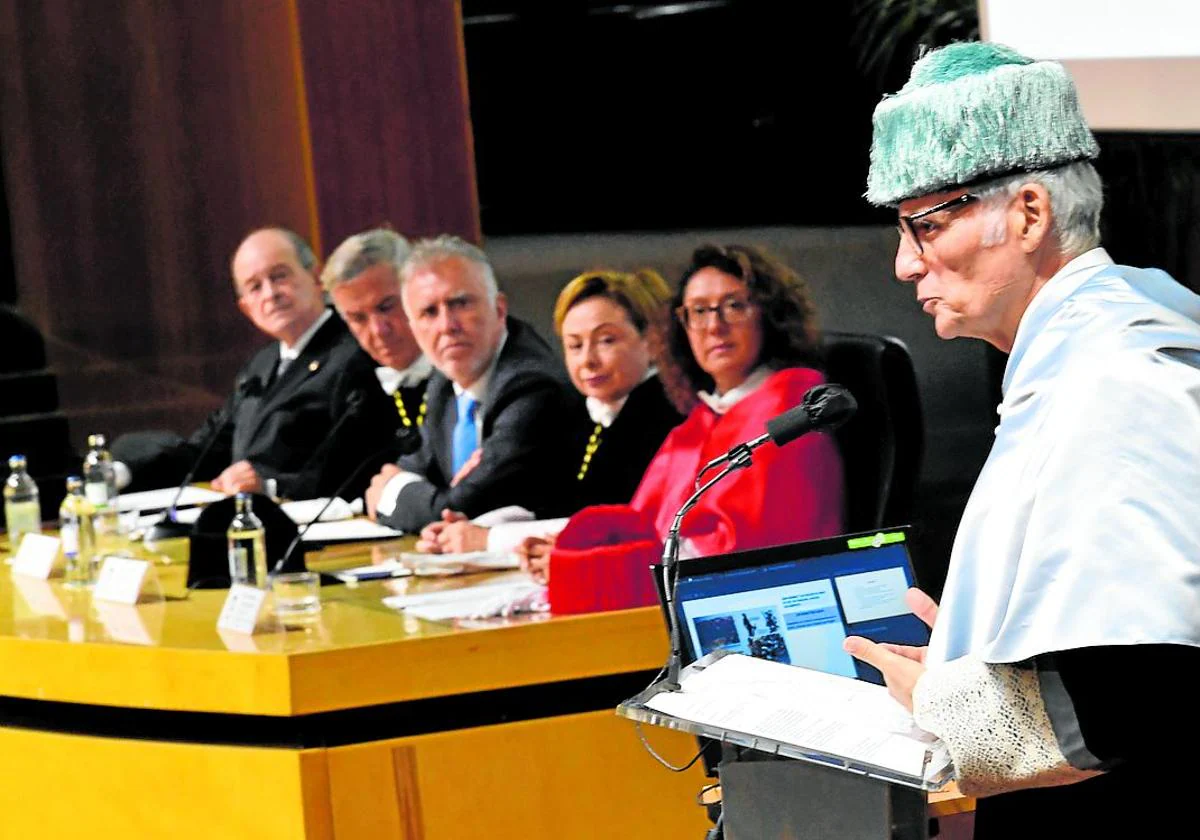 José Miguel Pérez García impartiendo la lección inaugural del curso 2022-23 en la ULPGC.