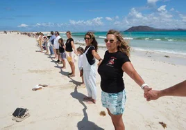 La segunda cadena humana en contra de los sondeos de tierras raras celebrada en Corralejo.