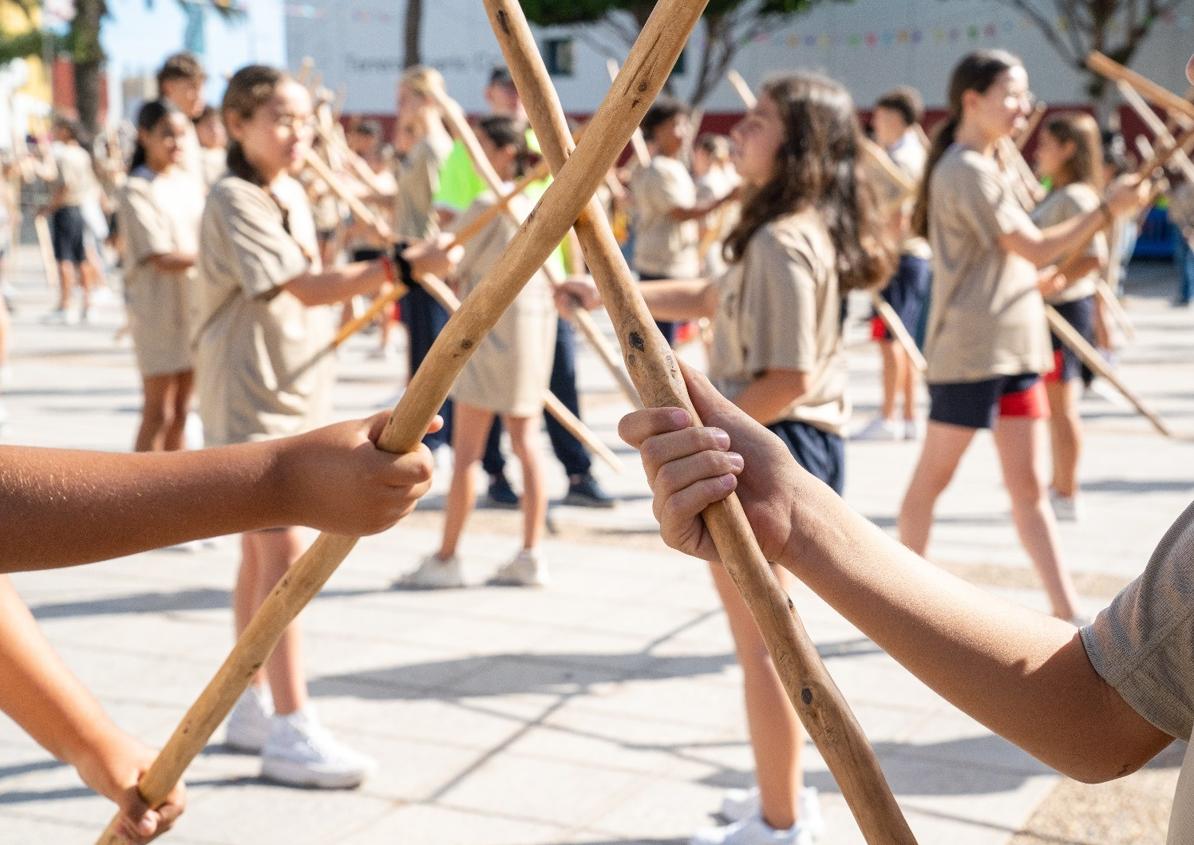 Imagen secundaria 1 - El récord Guinness abre el camino al BIC para el juego de la lata majorera