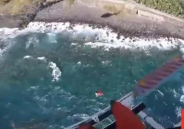 Imagen del rescate en la playa de Martín Luis de Puntallana (La Palma).