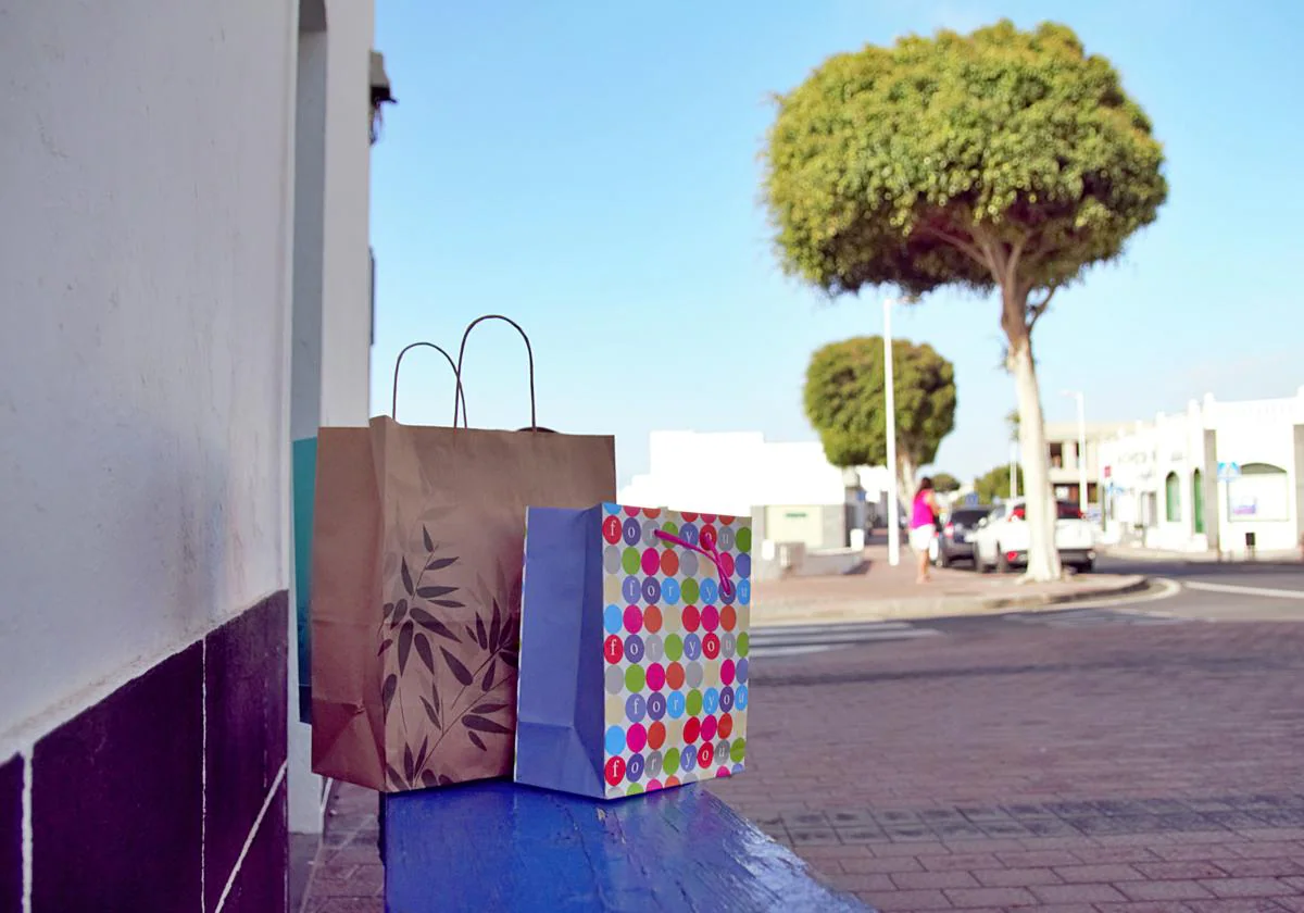 Zona comercial en el casco de Tías.