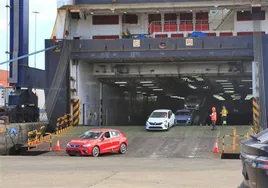 Imagen de la descarga de coches del buque de Suardiaz que cada semana trae vehículos a la capital grancanaria.