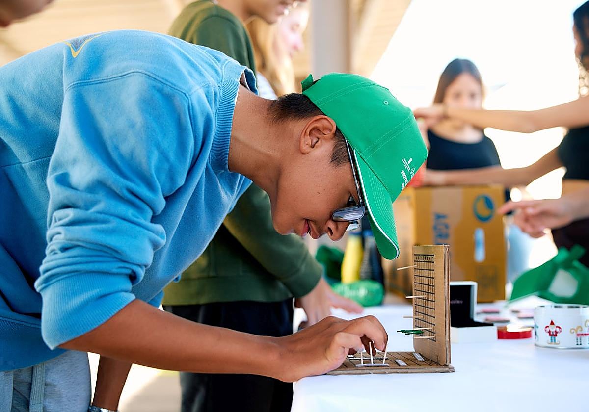 Jóvenes del Norte participando en los talleres de reciclaje organizados por la Mancomunidad.
