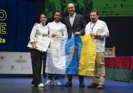 Fotografía de familia de los ganadores en el Certamen Nacional de Gastronomía.