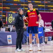 Sergio Scariolo -izquierda- y Miquel Salvó dialogan este martes antes del entrenamiento del equipo nacional.