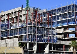 Imagen de un edificio de viviendas en construcción en La Isleta, en la capital grancanaria.