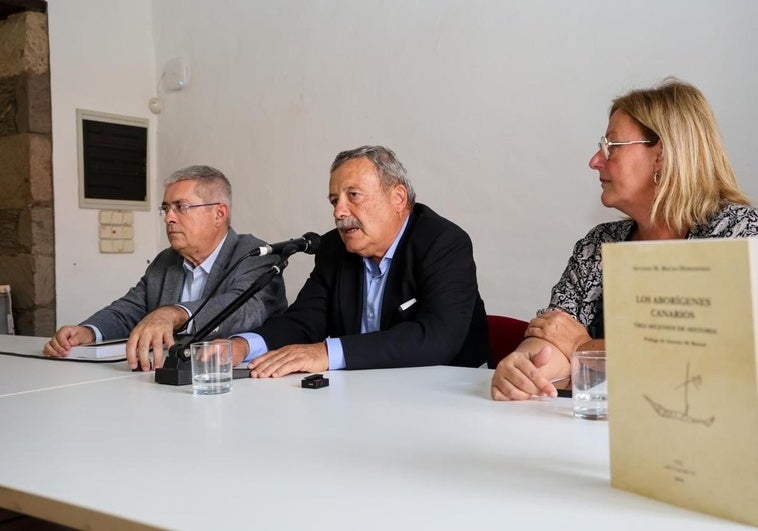 Un momento de la presentación. Antonio Macías, en el centro, entre el alcalde de San Bartolomé de Tirajana y la edil de Cultura.