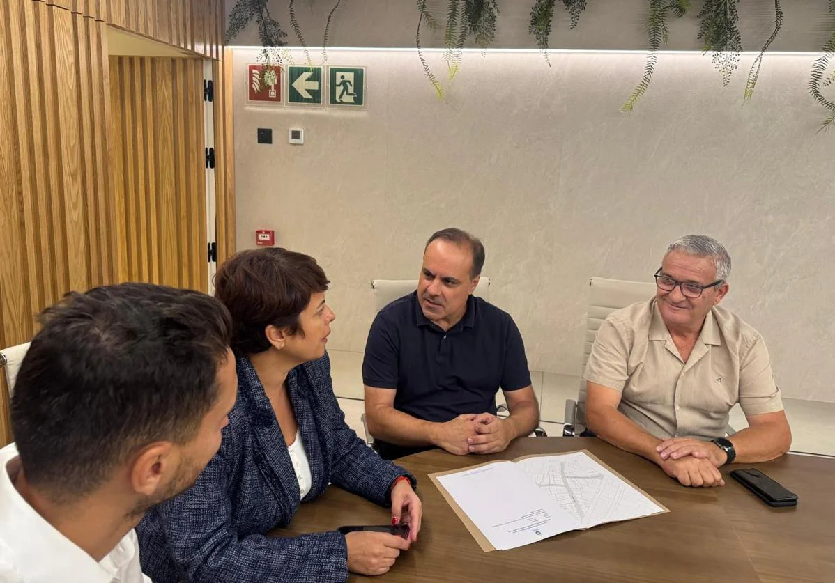 Imagen de la reunión de varios concejales del Consistorio de Guía con Minerva Alonso.