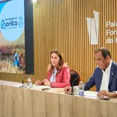 La presidenta Lola García y Blas Acosta, vicepresidente y consejero de Obras, con el cartel de la nueva campaña.