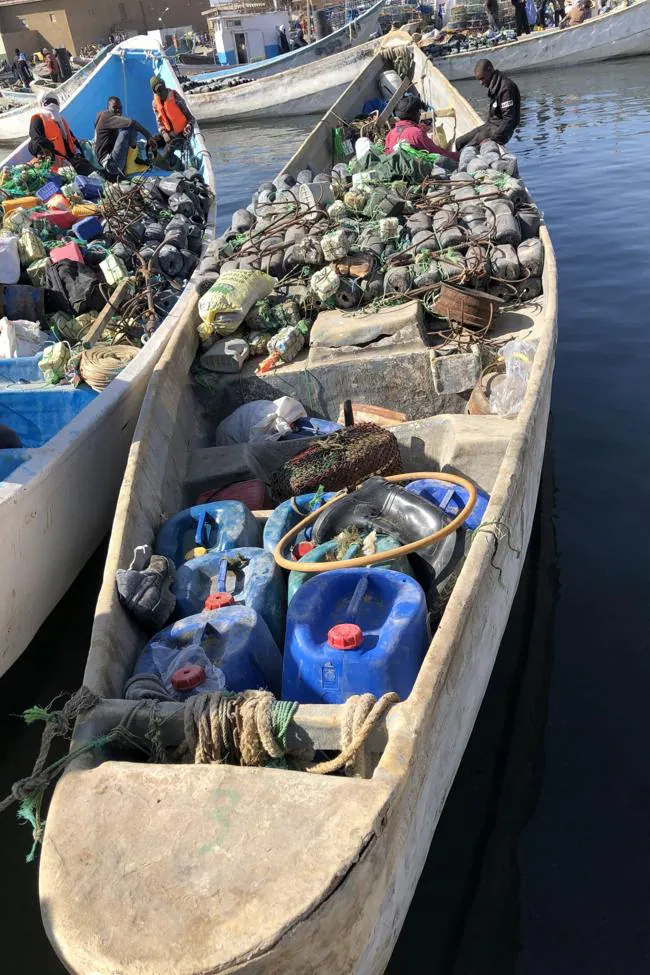 Cayuco preparado para salir a coger pulpos en Nuadibú