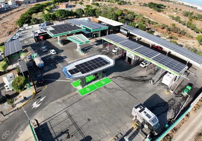 Vista aérea de la estación de servicios, casi toda cubierta de paneles solares.