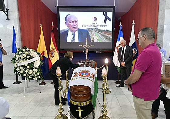 El féretro de Severiano Luján en Artenara, con su fotografía al fondo.
