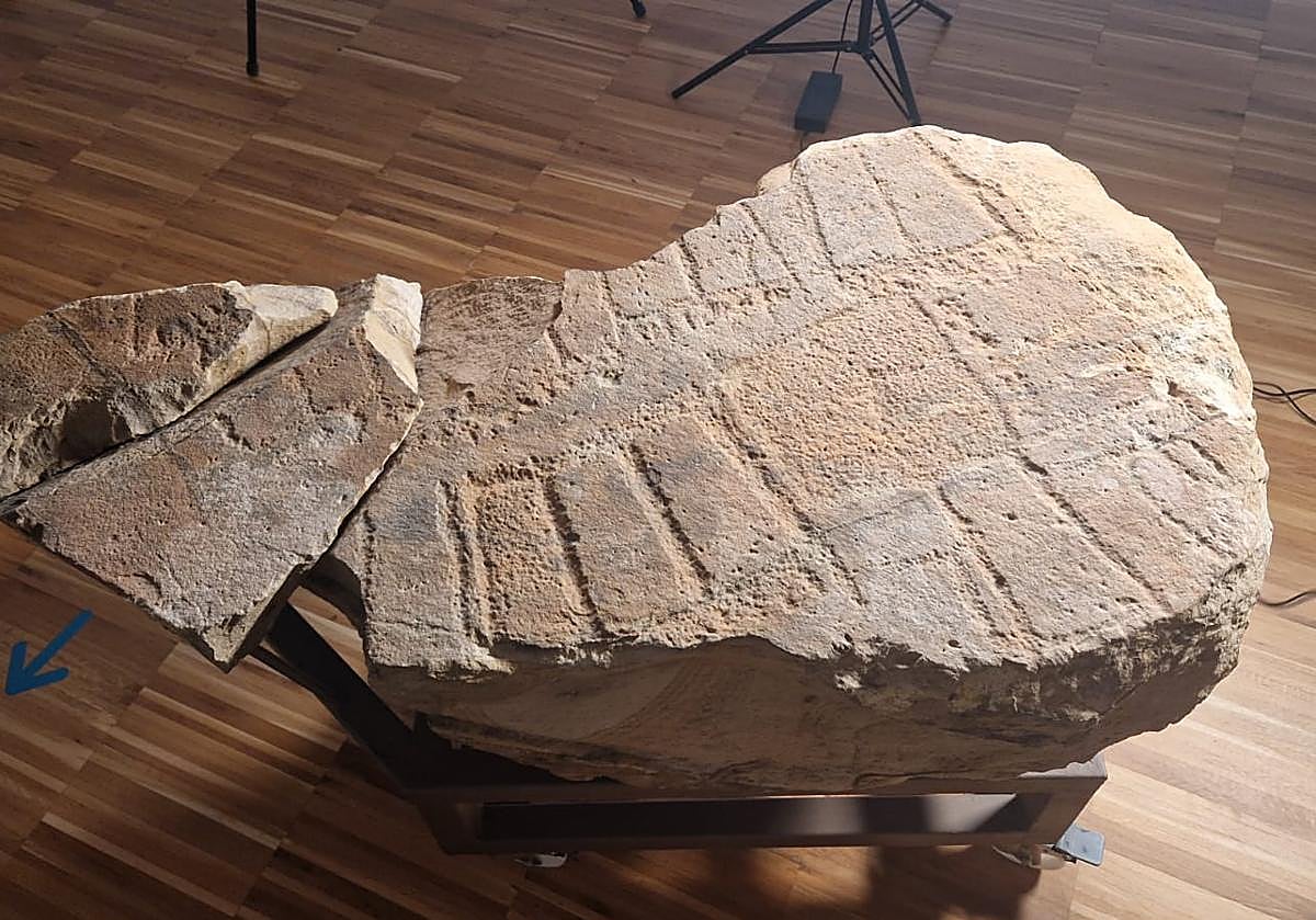 Imagen principal - Podomorfos y damero, de distintas épocas históricas, ejemplos de los fondos de grabados en piedra del MAF.