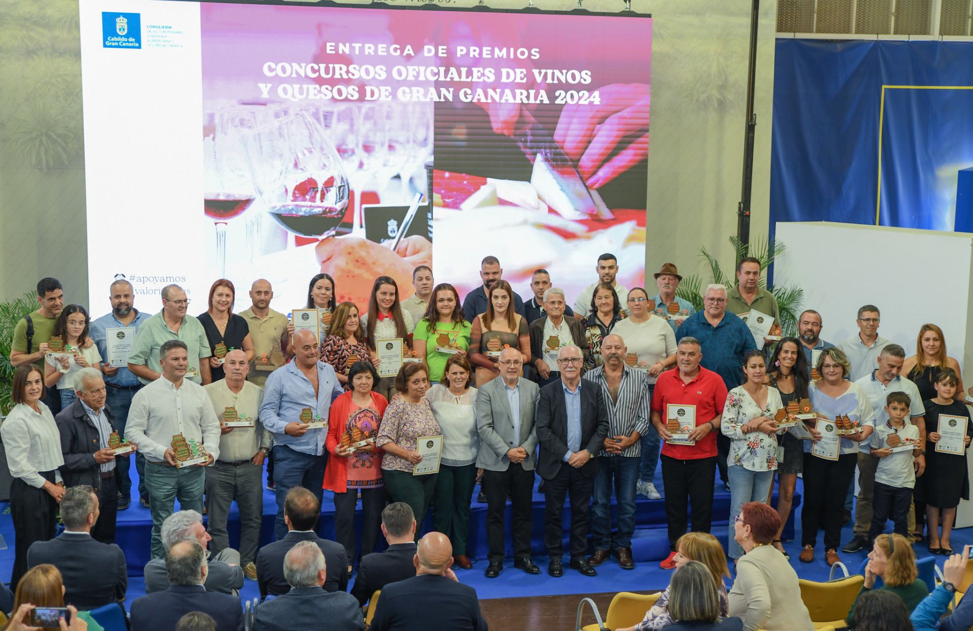Foto de familia de los premiados.