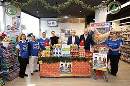 El equipo de SPAR La Barranquera, junto a la directiva de SPAR Gran Canaria y el presidente del Banco de Alimentos.