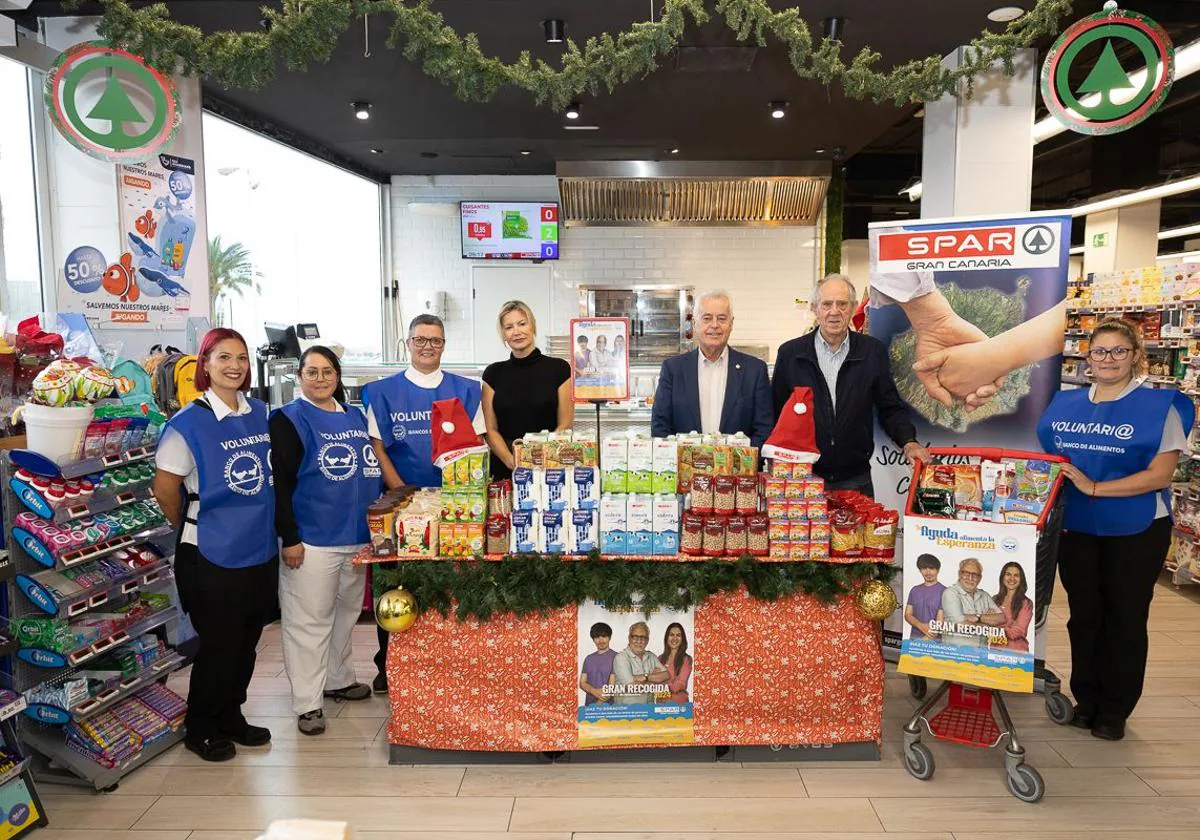 El equipo de SPAR La Barranquera, junto a la directiva de SPAR Gran Canaria y el presidente del Banco de Alimentos.