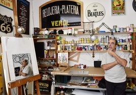 El presidente de Insula Signa, Jaime Medina, en su taller.