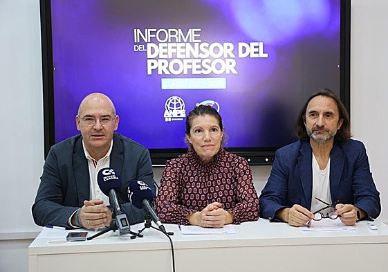 De izquierda a derecha, Pedro Crespo; presidente de ANPE Canarias; María Perera, presidenta de ANPE Las Palmas; y Bernardo Huerga, coordinador del servicio El Defensor del Profesor en la provincia de Las Palmas.