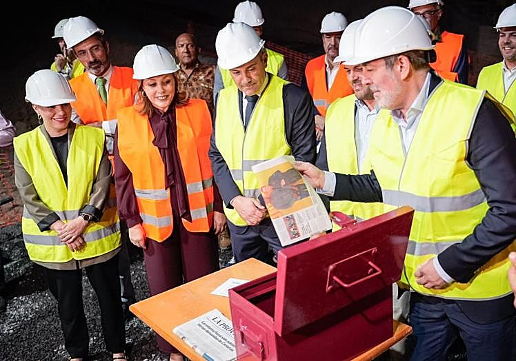 Clavijo introduciendo un ejemplar de CANARIAS7.