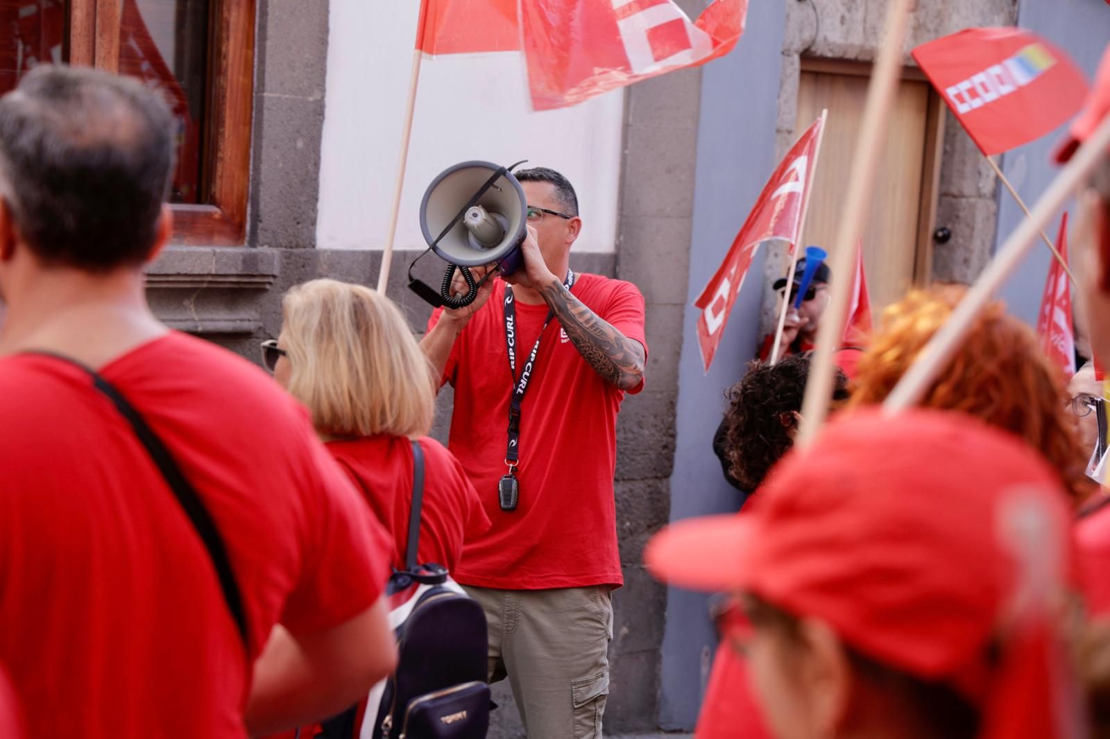 Las imágenes de la manifestación de CCOO ante la sede de la FEHT