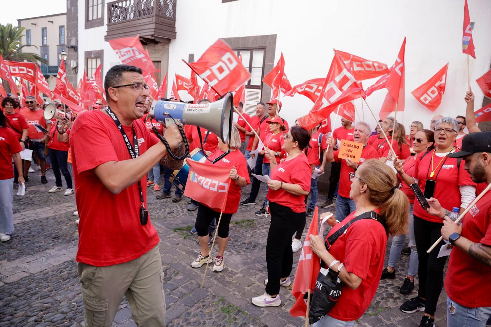 Las imágenes de la manifestación de CCOO ante la sede de la FEHT