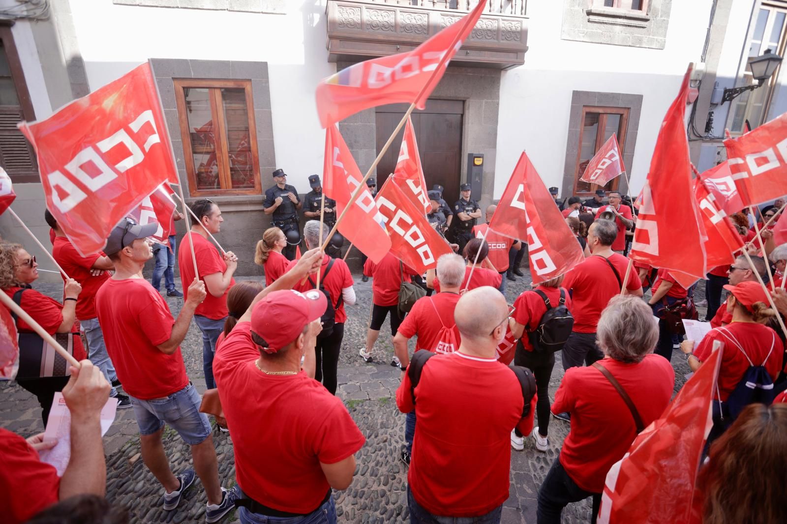 Las imágenes de la manifestación de CCOO ante la sede de la FEHT