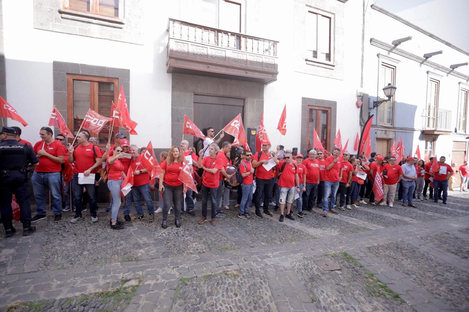 Las imágenes de la manifestación de CCOO ante la sede de la FEHT