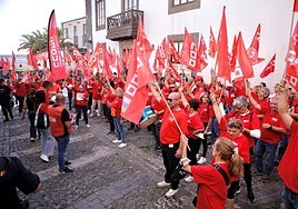 Las imágenes de la manifestación de CCOO ante la sede de la FEHT