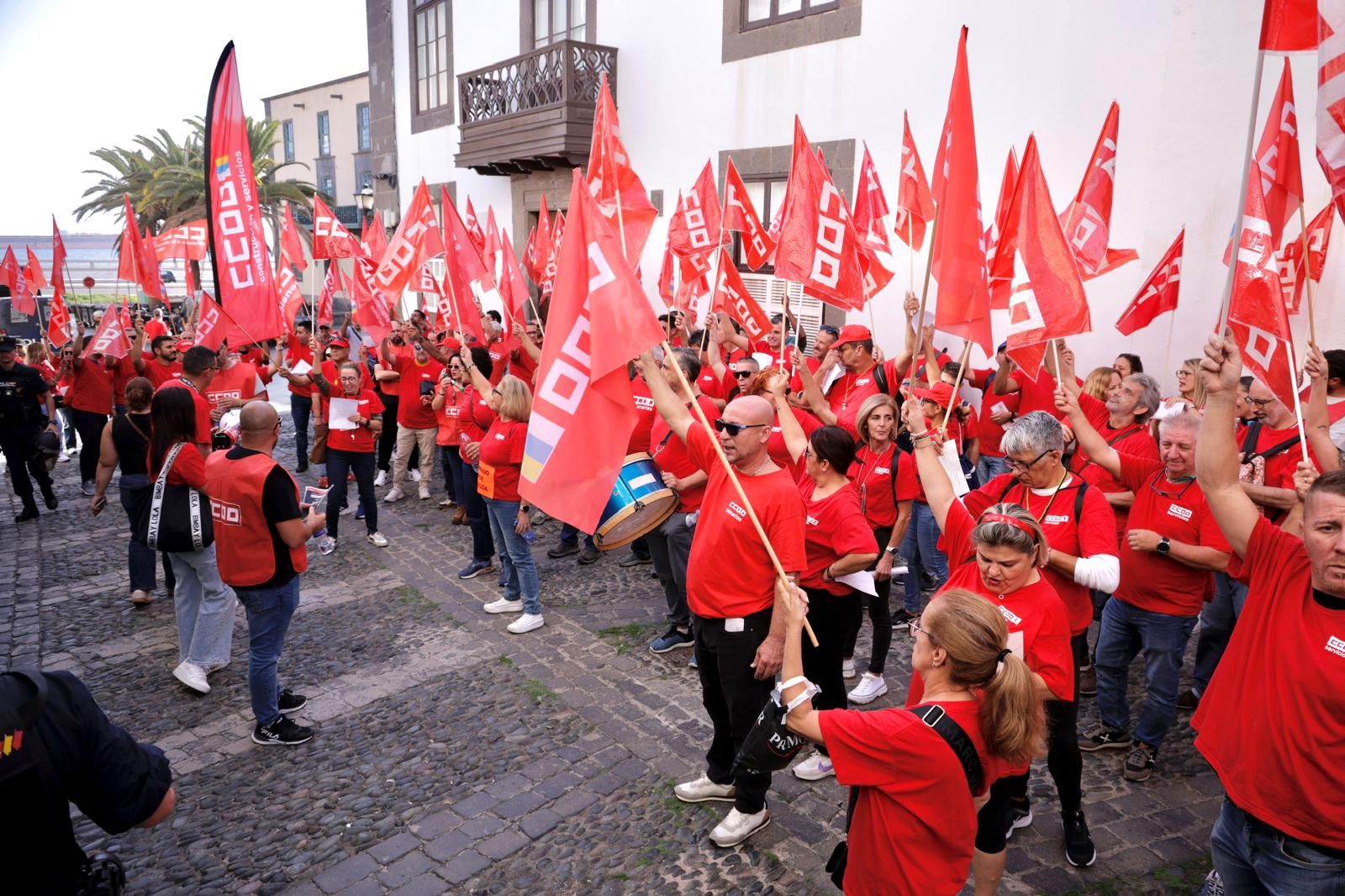 Las imágenes de la manifestación de CCOO ante la sede de la FEHT