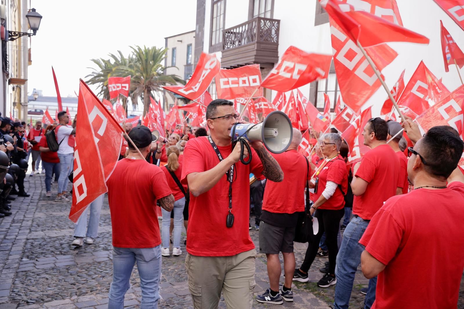 Las imágenes de la manifestación de CCOO ante la sede de la FEHT