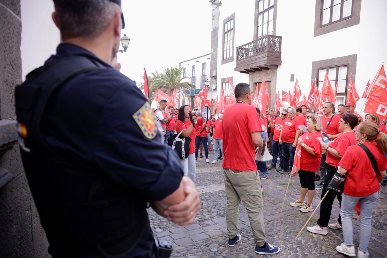 Las imágenes de la manifestación de CCOO ante la sede de la FEHT