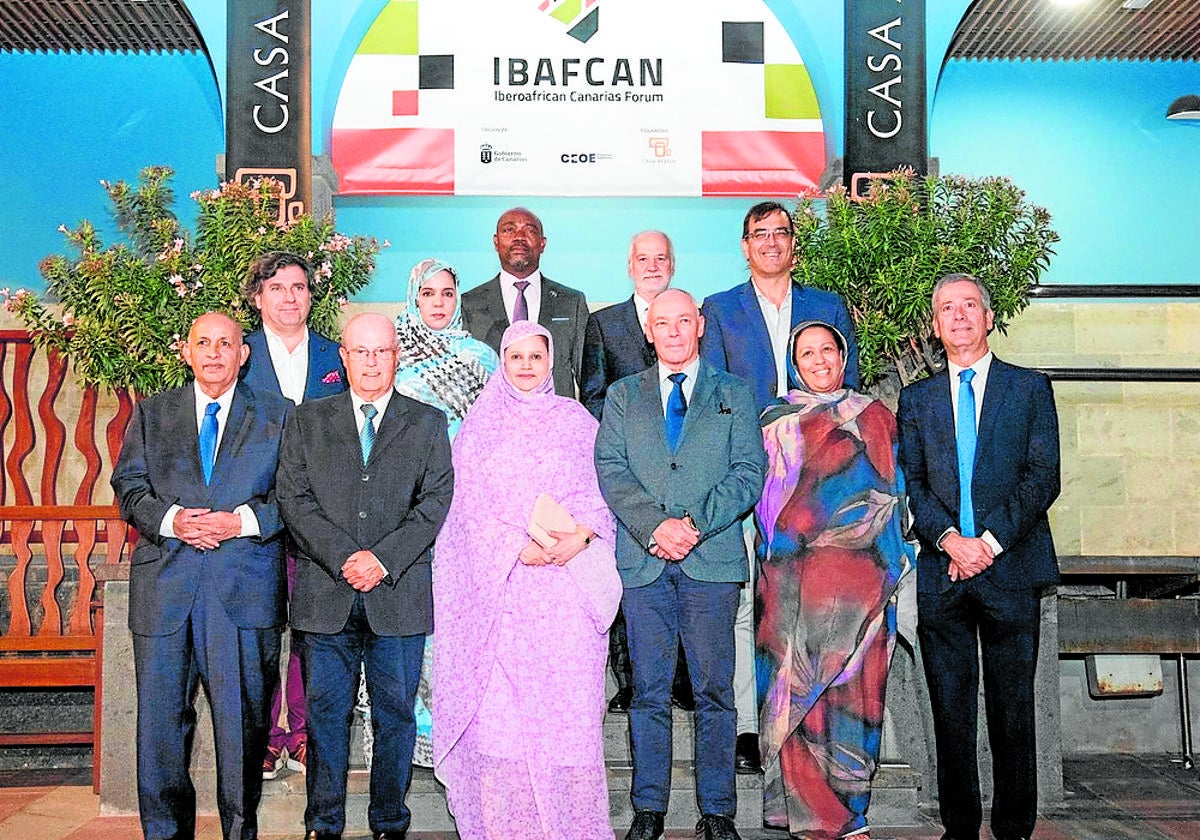 Foto de familia de la inauguración de IBAFCAN este pasado miércoles en Casa África.