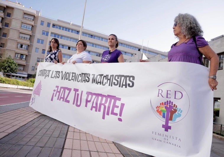 Representantes de la Red Feminista de Gran Canaria este viernes mostrando la pancarta que abrirá la manifestación del 25N