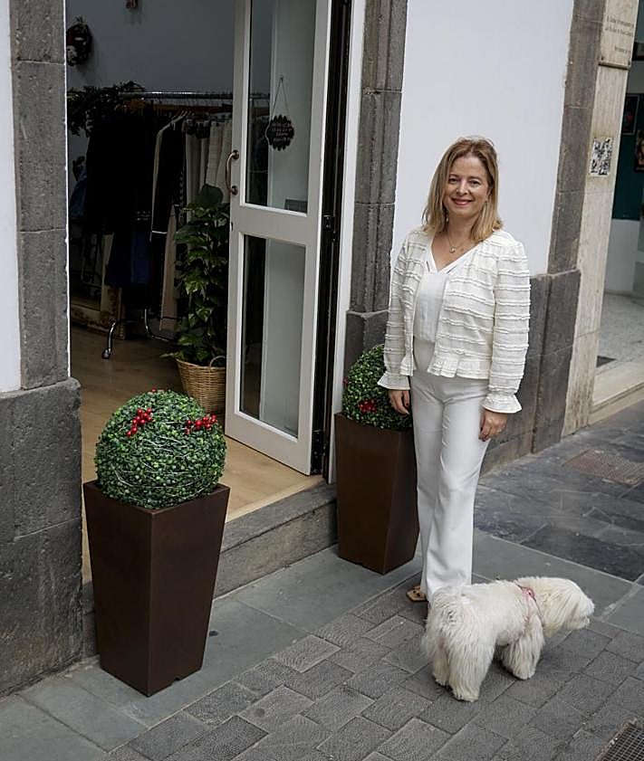 Imagen secundaria 2 - Empresarios como Mariló Rehak piden mejoras para la calle. 
