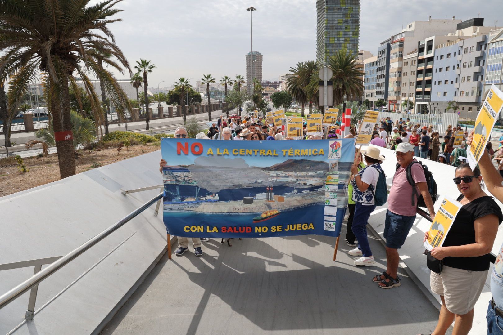 Las imágenes de la protesta contra la planta de gas en el Puerto de Las Palmas